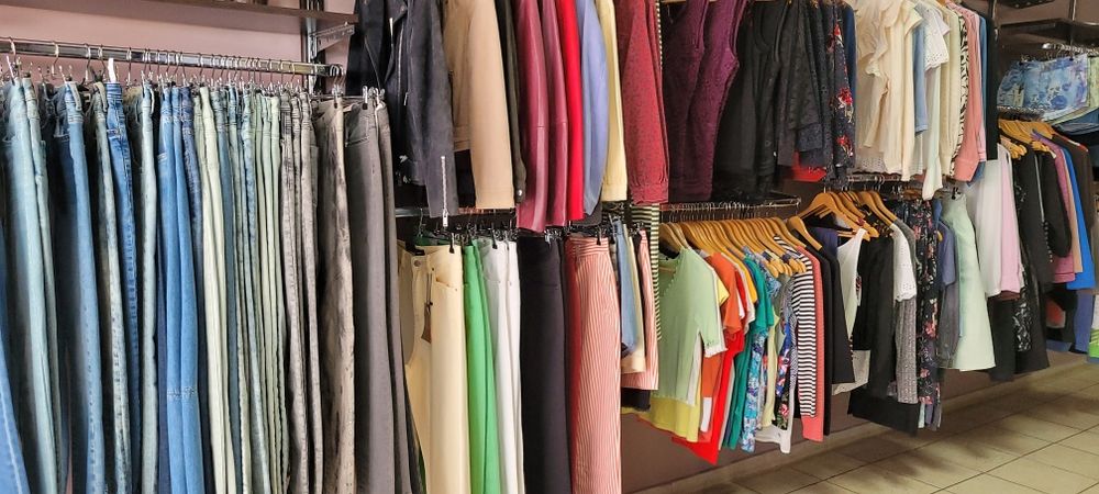 Дрехи от работещ магазин