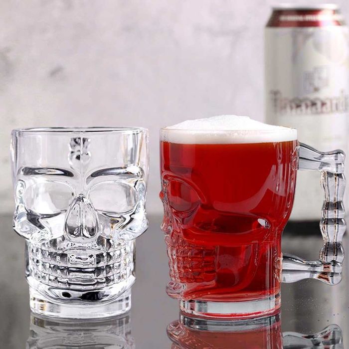 Pahar cu maner in forma de craniu 500 ml Halba din sticla pentru bere