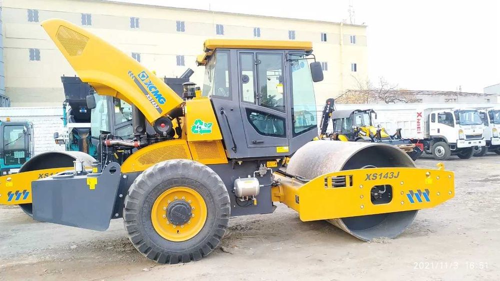 XCMG XS143J — это одно вальцовый вибрационный каток  14 тонн склад