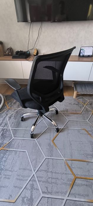 Стул офисный черный