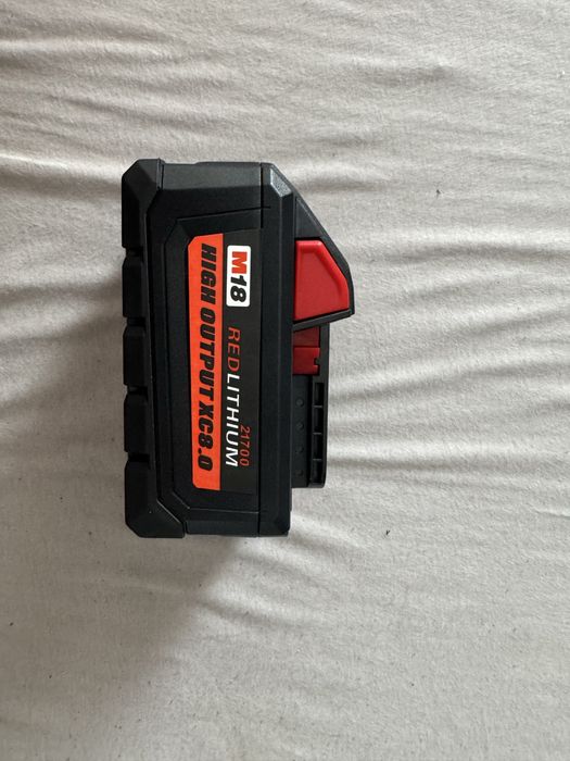 Vand acumulator milwaukee m18 de 10 ah cu celule lg