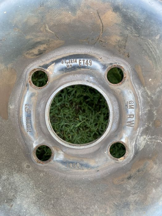 Vand cauciu nou cu geanta tabla 185/70 R 14