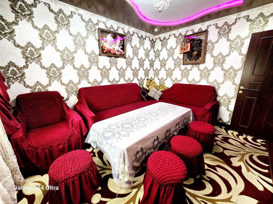 Диван кровать,1 кресло ,4 пуфика и стол+ подарок чехлы от пуфика и див