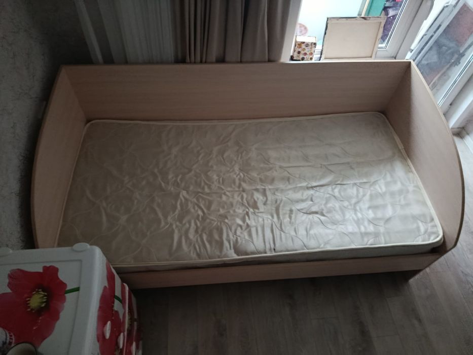 Продам КРОВАТЬ с матрасом
