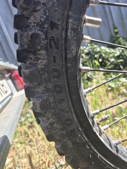 Vând două cauciucuri enduro-cross cu patru camere penttu ele