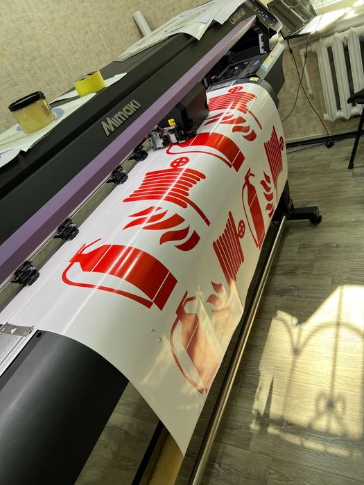 Плоттерная резка виниловых стикеров