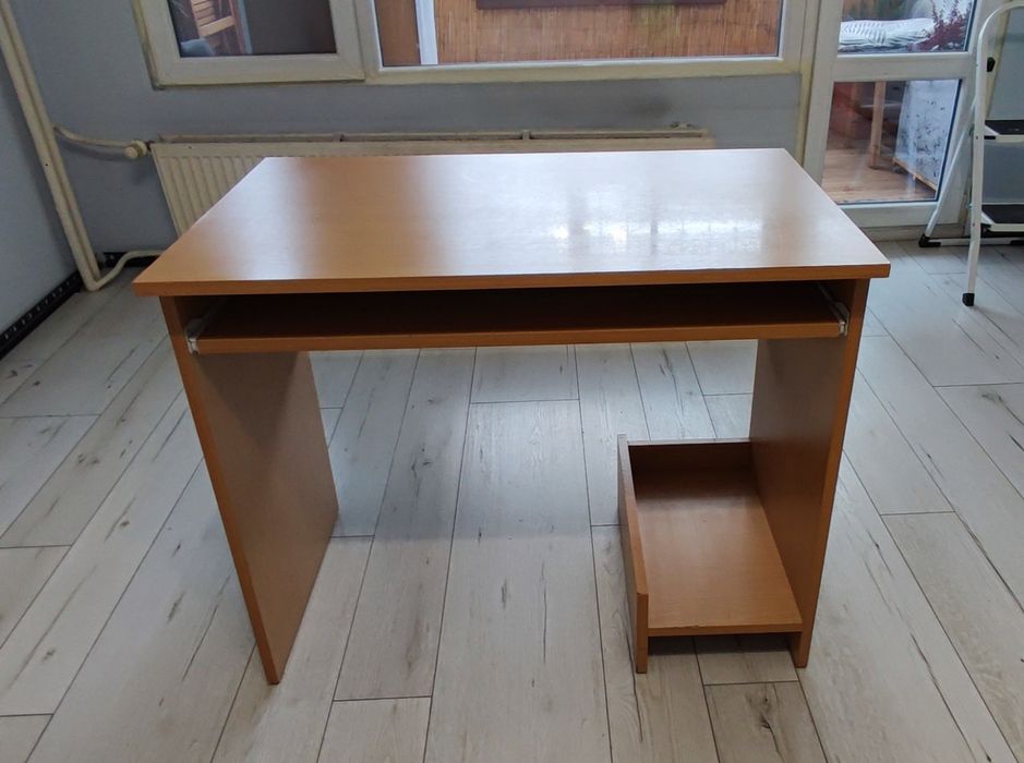 Продавам 2 ученически бюра