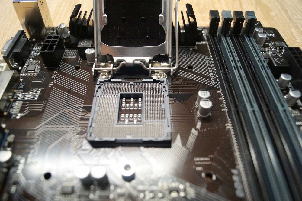 Placa de baza GIGABYTE GA-B250-FINTECH, Socket 1151 + Procesor i3-7100 3.90GHz