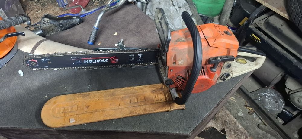 Бензопила с чехлом