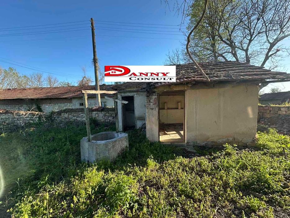 Стара къща с двор и кладенец в с. Горски Сеновец