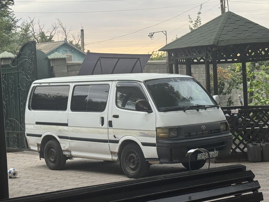 Toyota HiAce 1998 2.0 бензин