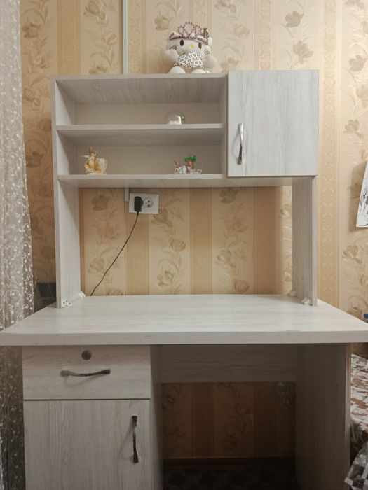 Продаётся письменный стол в бекобаде