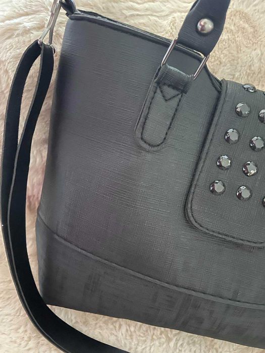 Елегантна черна чанта