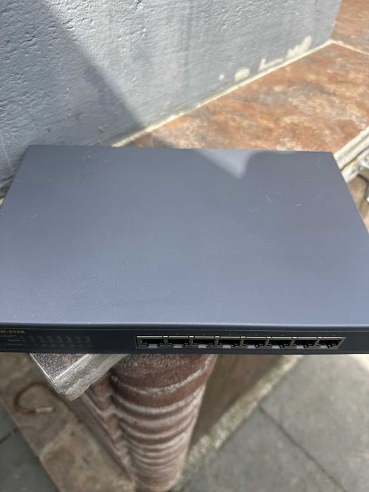 Switch 8 porturi CTS SWH-2108 si cabluri