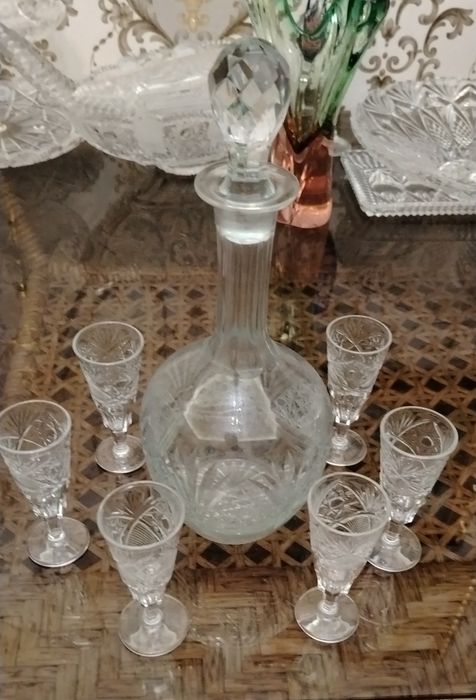 Три хрустальных графина с рюмочками.