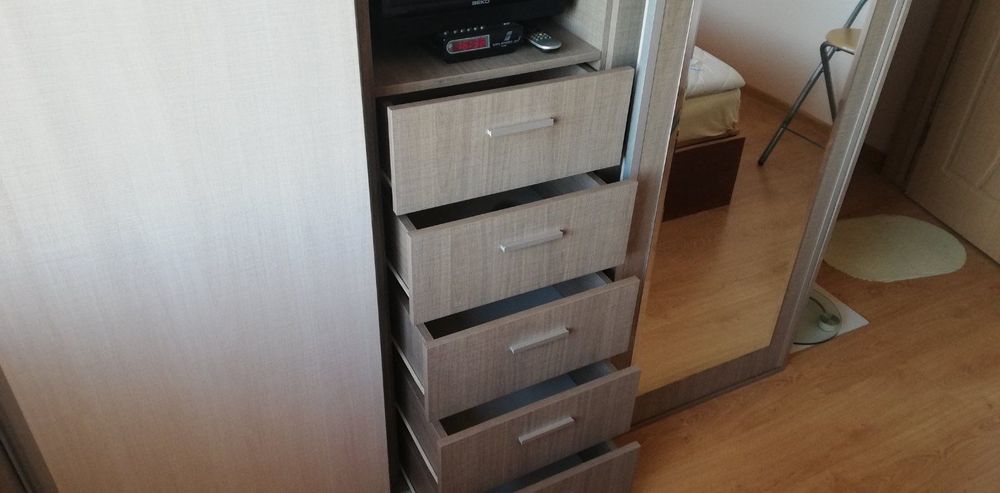 Гардероб с плъзгащи врати и огледало