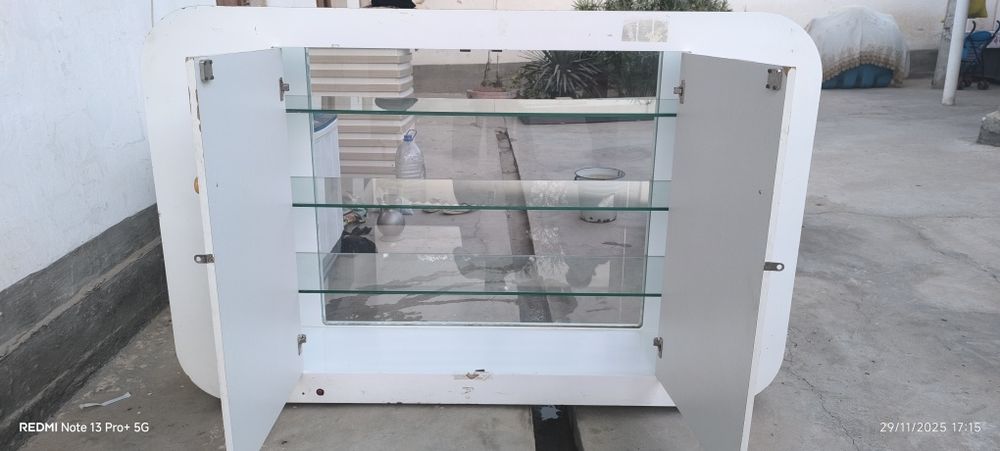 Sotuvchilar uchun telefon va boshqa aksesuvarlar qoʻyish uchun vitrina