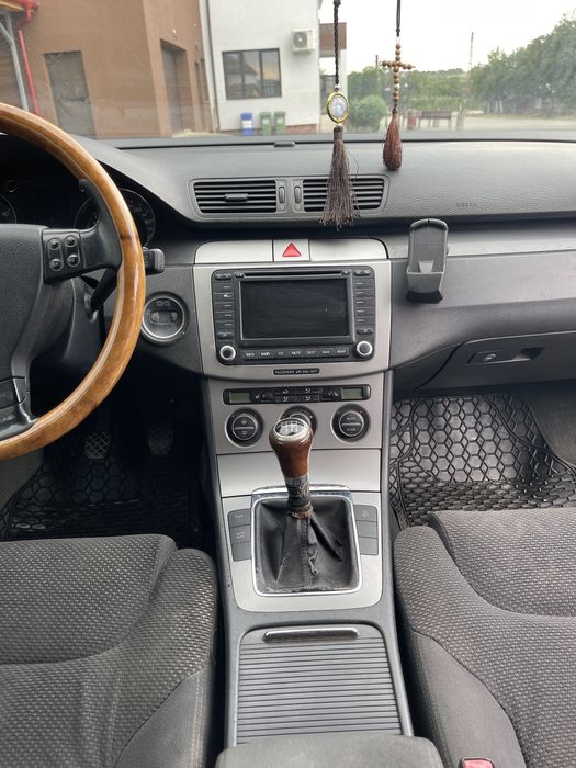 VW Passat B6 + două seturi de anvelope de iarnă (8 bucăți)