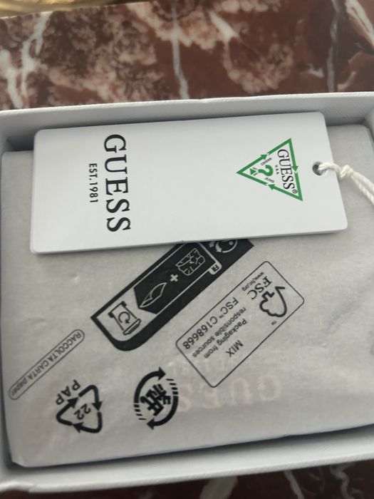 Ново дамко портмоне Guess