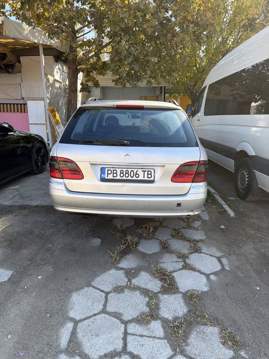 Продавам e class 2003г. Автомобила е обслужен, има следи от опотреба.