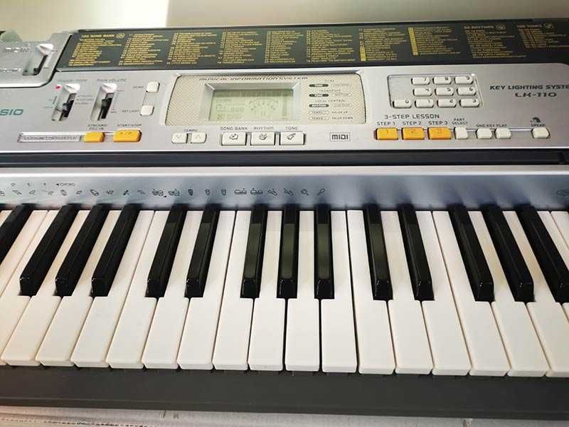 Синтезатор клавир CASIO LK-110 пиао със светещи клавиши 5 октави