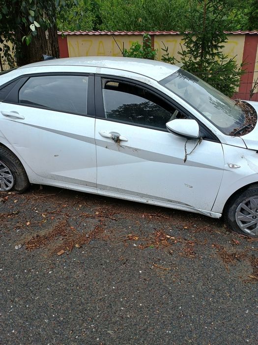 Vînd Hyundai Elantra in stare avariată