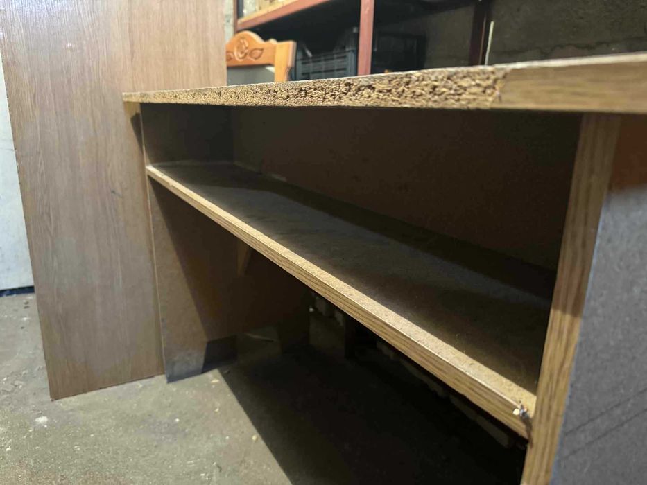 ПОДАРЯВАМ две използвани бюра. Пловдив.