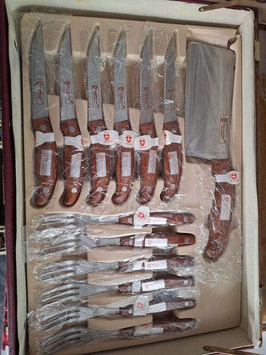 Set Cuțite cu furculițe si foarfeci cu valiză