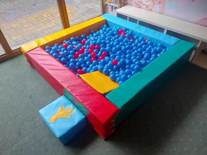 Детски сух басейн и полиетиленови топки