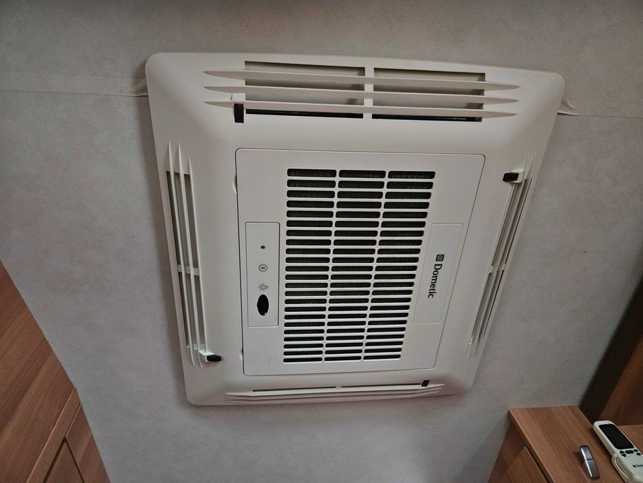 Продавам таванен климатик дометик