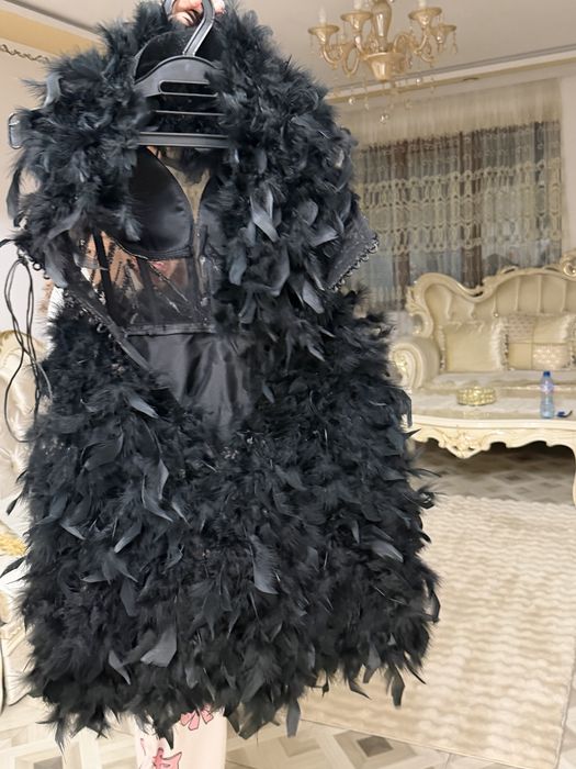 черна рокля с пера шита по поръчки в отлично състояние е S razmer stava i za M със връзки е лигарира се