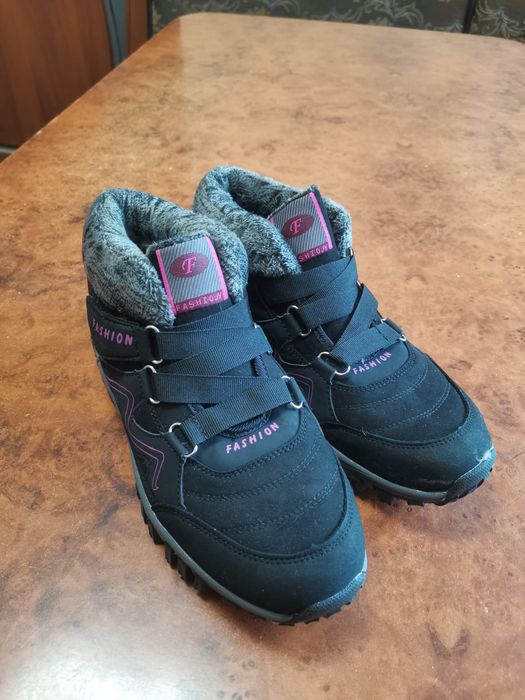 Продам зимнею обувь