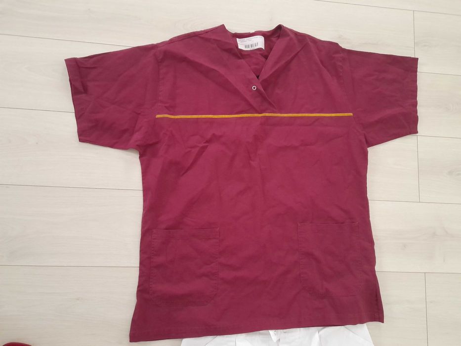 Set Uniforma medicala barbat marimea L (pantaloni si 2 bluze)