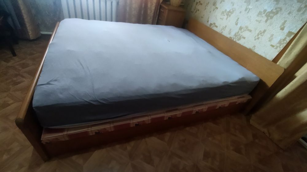Продам спальный гарнитура70000