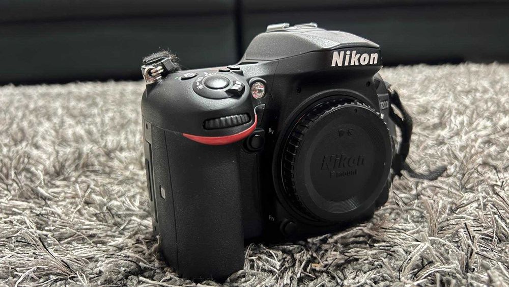 Nikon D7200 + obiectiv Nikon 70-300mm f/4,5-5,6 VR +Blitz Nissin DI600