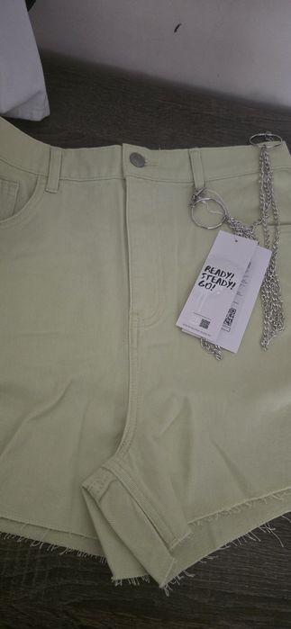 Продам джинсовые шорты GJ
