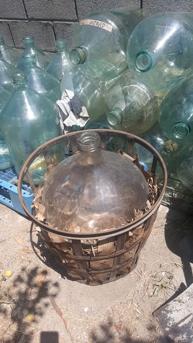 Продам бутыли 20 литровые стекло.