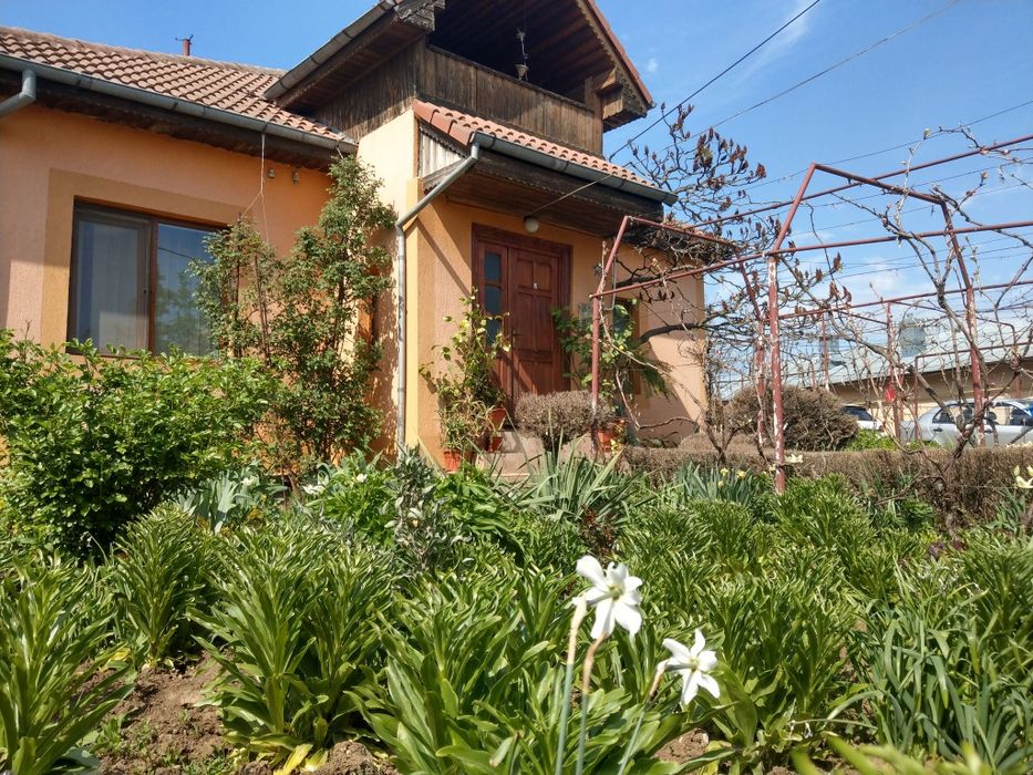 Casa de vanzare +teren generos