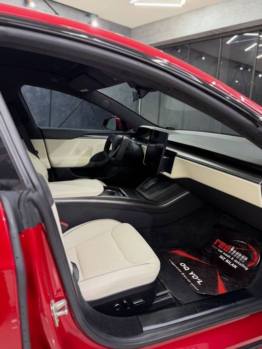 Tesla s plaid 1100 лс