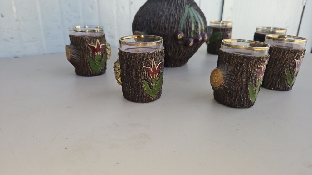 Sticlă + 6 pahare decorative ( impecabile )