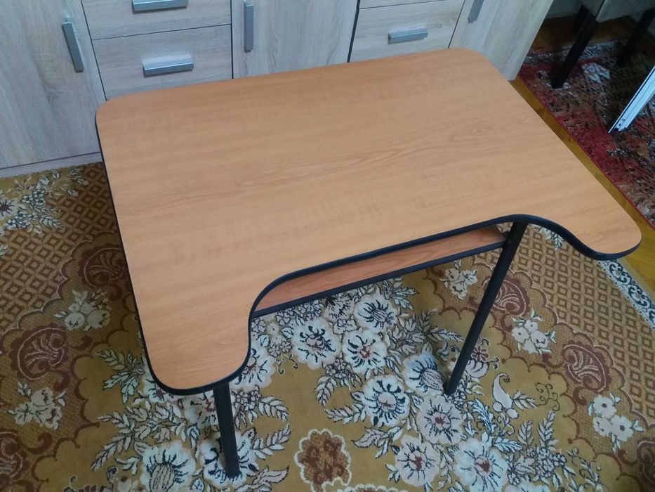 Masă cu picioare metalice