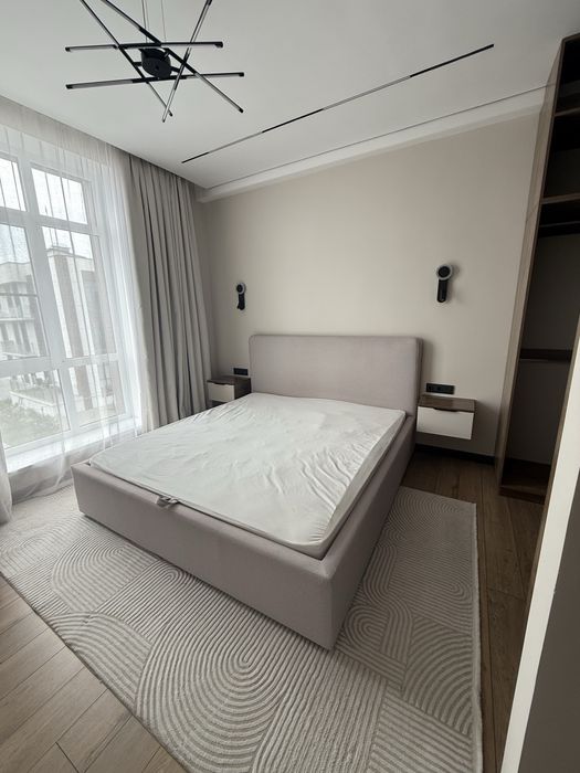 Продам кровать с матрасом и 6 стульями