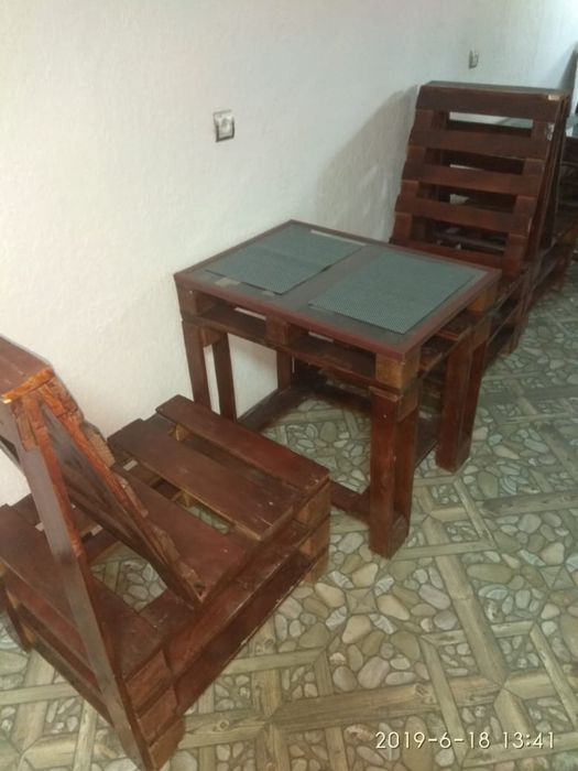 Деревяные столы и скамейки.