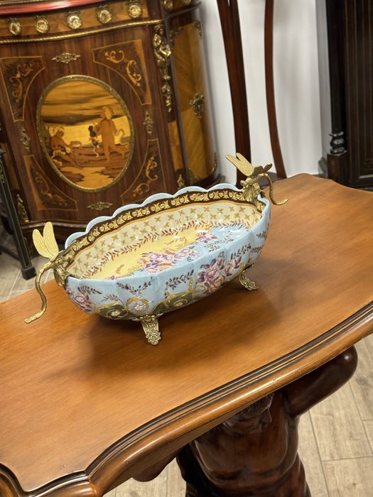 Fructiera deosebita din portelan cu ornamente din bronz