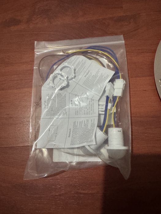 Plafoniera cu senzor de miscare