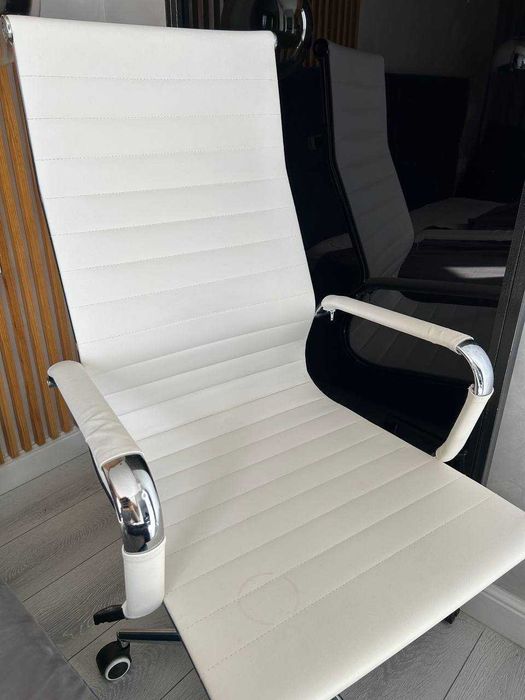 Продаю компьютерное кресло ZETA белое