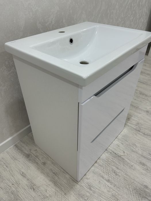 Продантся раковина со шкафчиком .
