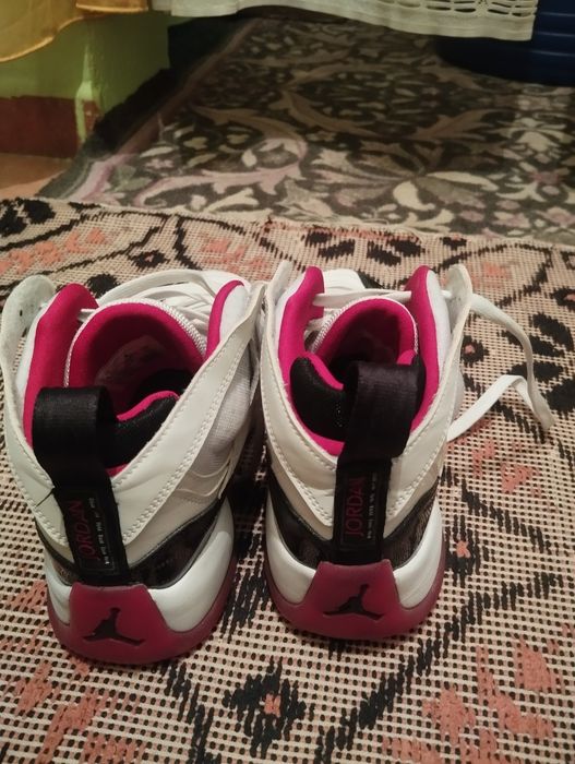 Vând adidași Jordan