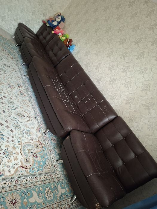 Продам Диван с тремя креслами