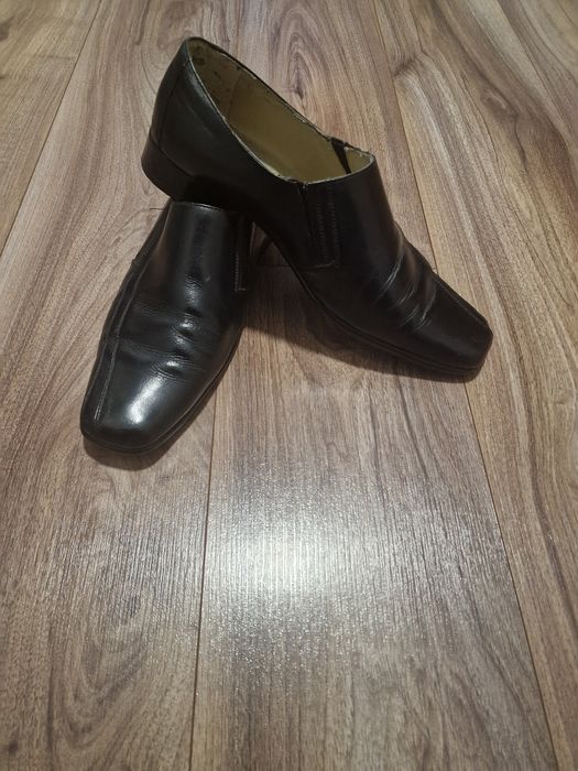 Pantofi din piele , eleganti si comozi